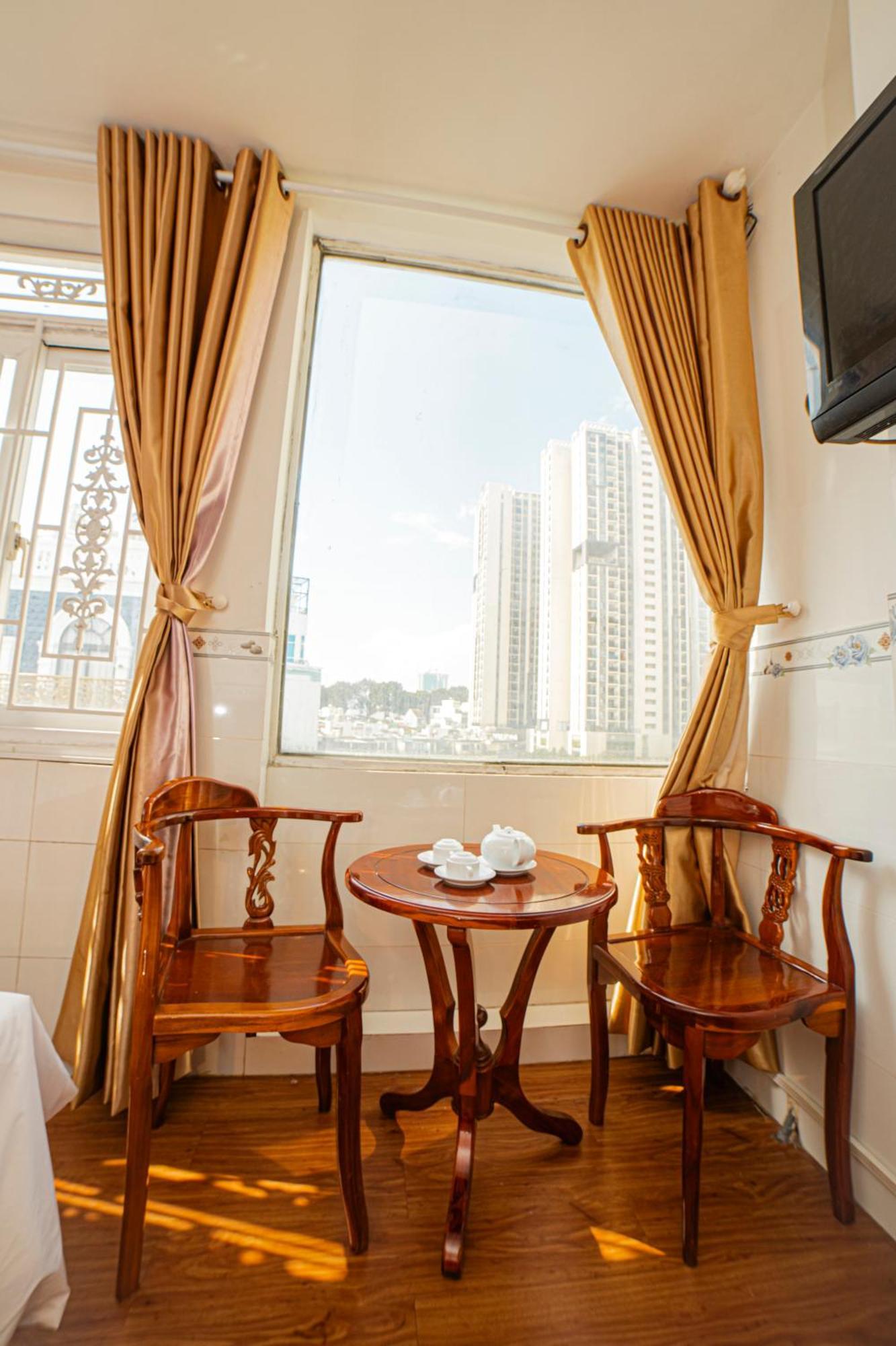 Hotel Diamond Cmt8 - Gan Am Thuc Dem Sai Gon Ho Chi Minh City
